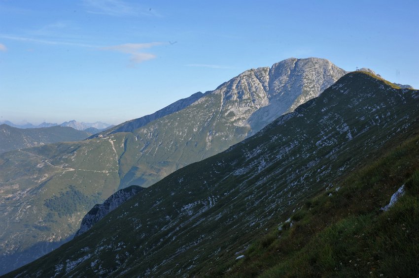 005 Cima Grem sullo sfondo il Pizzo Arera.JPG